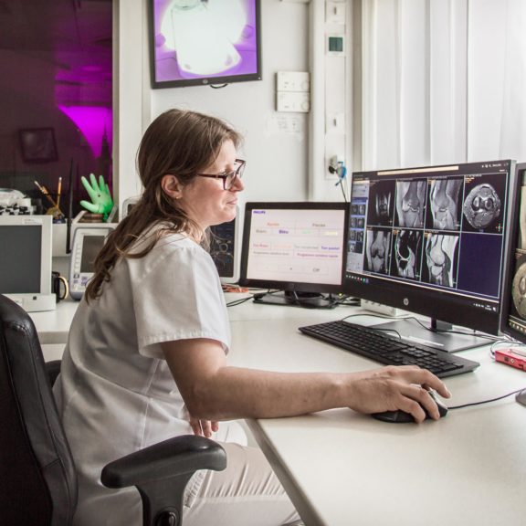 Aurélie Brissaud, technicienne en imagerie médicale en train d'analyser des images d'un patient atteint de traumatismes ostéo-articulaires