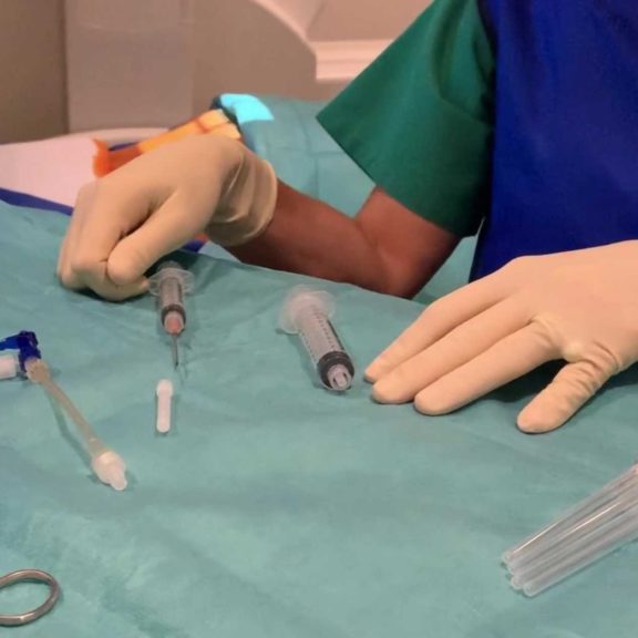 Matériel pour réaliser un ponction, une biopsie ou une infiltration dans un cabinet d'imagerie médicale