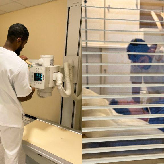 Photo d'un technicien en radiologie en train de régler un appareil de radiographie pour garantir la radioprotection de son patient