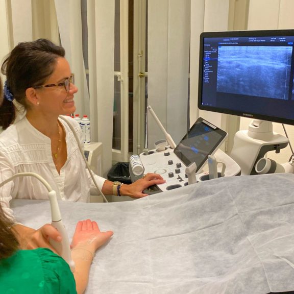 Dre Besse médecin radiologue à Medimage Genève en train d'effectuer une échographie du poignet