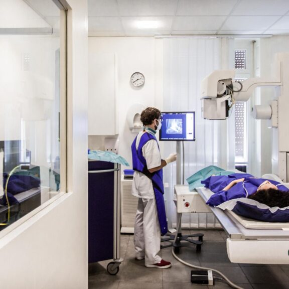 Photo du centre d'imagerie médicale Medimage à Genève et d'un technicien en train de réaliser une arthrographie