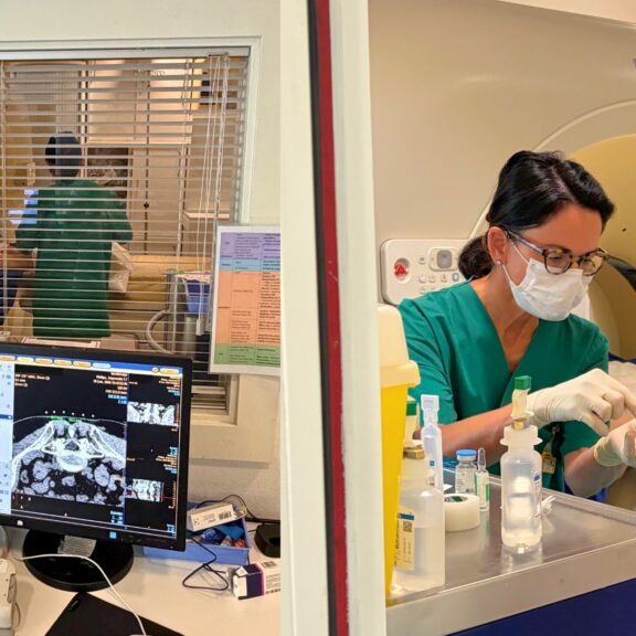 Médecin radiologue en train d'effectuer une infiltration lombaire pour soulager des douleurs de dos